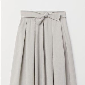 NWT HM Pleated Knee Length Skirt